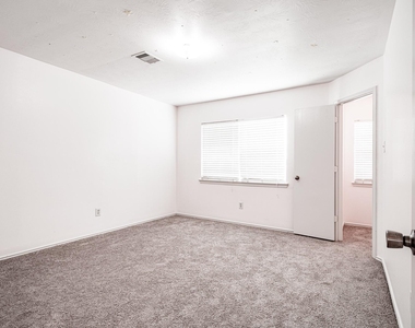 4435 Crossvine Avenue - Photo Thumbnail 11