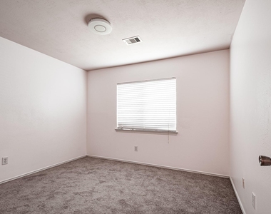 4435 Crossvine Avenue - Photo Thumbnail 16