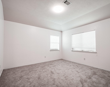 4435 Crossvine Avenue - Photo Thumbnail 9