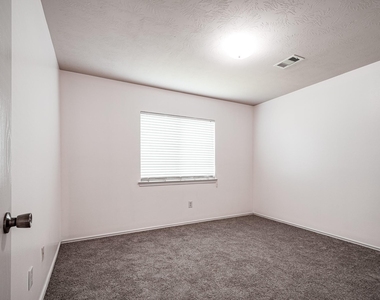 4435 Crossvine Avenue - Photo Thumbnail 10