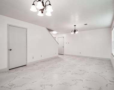 4435 Crossvine Avenue - Photo Thumbnail 8