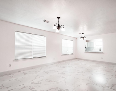 4435 Crossvine Avenue - Photo Thumbnail 2