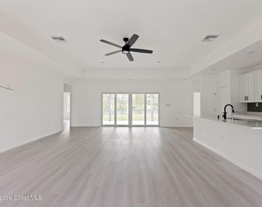 746 Harriet Avenue Sw - Photo Thumbnail 3