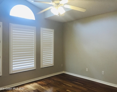 2205 Myla Lane - Photo Thumbnail 5