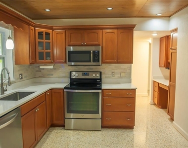 904 Brookside Drive - Photo Thumbnail 3