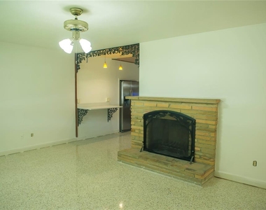 904 Brookside Drive - Photo Thumbnail 23