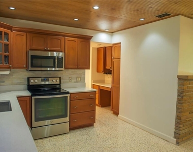 904 Brookside Drive - Photo Thumbnail 2