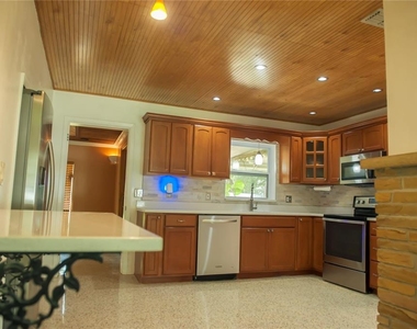 904 Brookside Drive - Photo Thumbnail 5