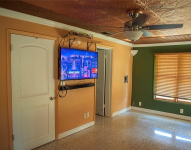 904 Brookside Drive - Photo Thumbnail 7