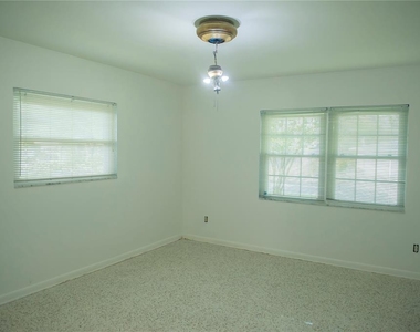 904 Brookside Drive - Photo Thumbnail 12