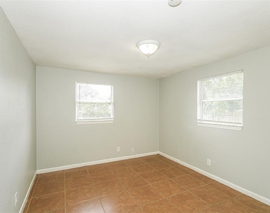 10301 N 17th Street - Photo Thumbnail 10