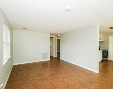10301 N 17th Street - Photo Thumbnail 3