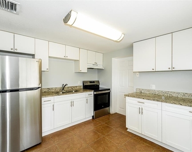 10301 N 17th Street - Photo Thumbnail 5