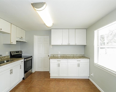 10301 N 17th Street - Photo Thumbnail 4