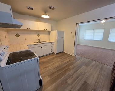 1103 N Crystal Terrace - Photo Thumbnail 3