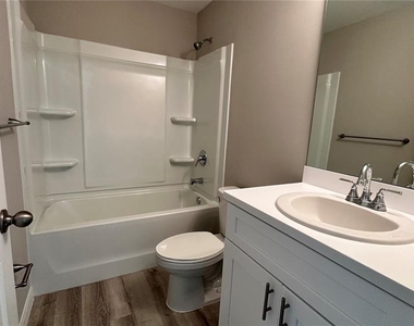 327 Lester Avenue S - Photo Thumbnail 11