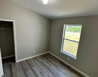 327 Lester Avenue S - Photo Thumbnail 4