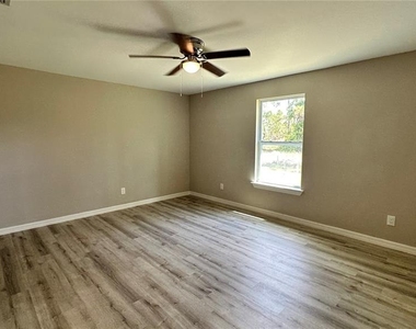 327 Lester Avenue S - Photo Thumbnail 6