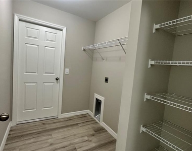 327 Lester Avenue S - Photo Thumbnail 5