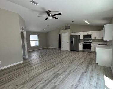 327 Lester Avenue S - Photo Thumbnail 3