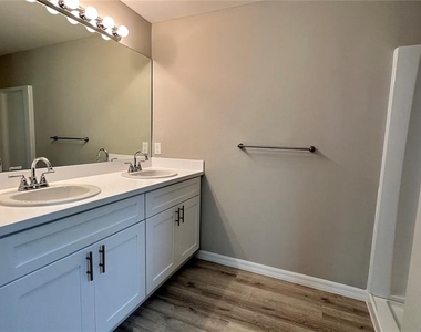 327 Lester Avenue S - Photo Thumbnail 7
