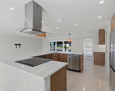 4152 13th Lane Ne - Photo Thumbnail 7