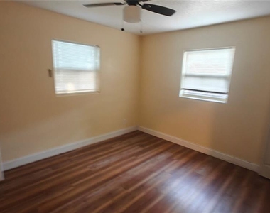 6918 Ravenna Avenue - Photo Thumbnail 12