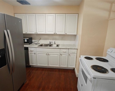 6918 Ravenna Avenue - Photo Thumbnail 2