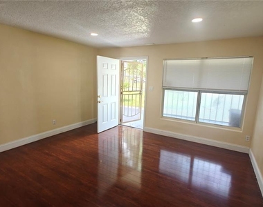 6918 Ravenna Avenue - Photo Thumbnail 5