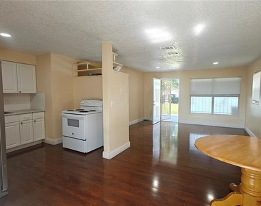 6918 Ravenna Avenue - Photo Thumbnail 3