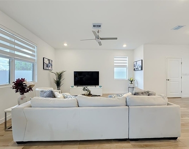 1692 Se 7th Court - Photo Thumbnail 12