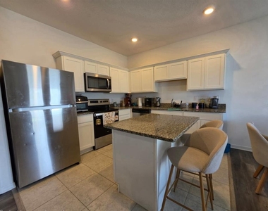 469 Madison Drive - Photo Thumbnail 5