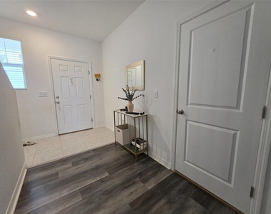 469 Madison Drive - Photo Thumbnail 2