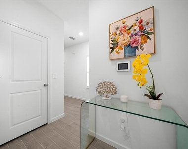 3902 Ne 30th Terrace - Photo Thumbnail 2