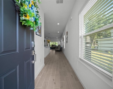 3902 Ne 30th Terrace - Photo Thumbnail 1