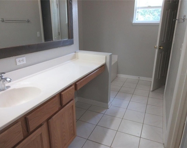 202 Marion Oaks Trail - Photo Thumbnail 7
