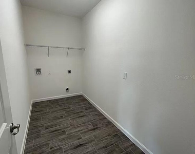 1365 Yorkdale Road - Photo Thumbnail 7