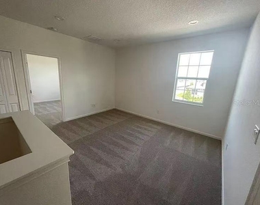 1365 Yorkdale Road - Photo Thumbnail 12