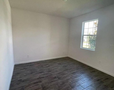 1365 Yorkdale Road - Photo Thumbnail 15