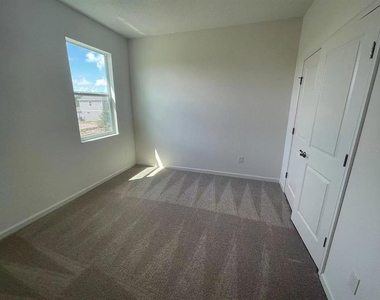 1365 Yorkdale Road - Photo Thumbnail 6