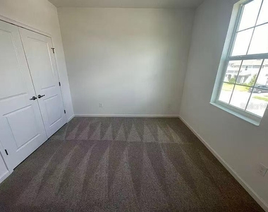 1365 Yorkdale Road - Photo Thumbnail 5