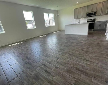 1365 Yorkdale Road - Photo Thumbnail 2