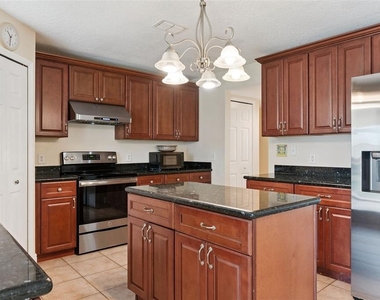 2907 Holly Berry Court - Photo Thumbnail 6