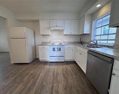 807 Vassar Street - Photo Thumbnail 6
