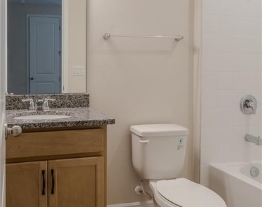 16705 Victoria Grove Alley - Photo Thumbnail 20