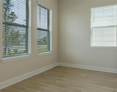 16705 Victoria Grove Alley - Photo Thumbnail 5