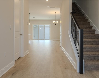 16705 Victoria Grove Alley - Photo Thumbnail 4