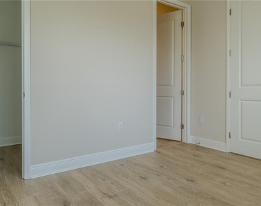 16705 Victoria Grove Alley - Photo Thumbnail 6