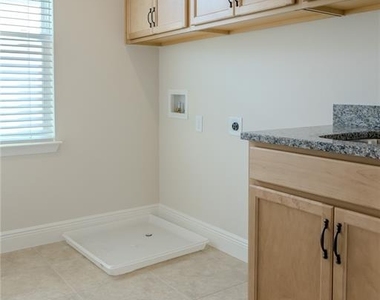 16705 Victoria Grove Alley - Photo Thumbnail 23