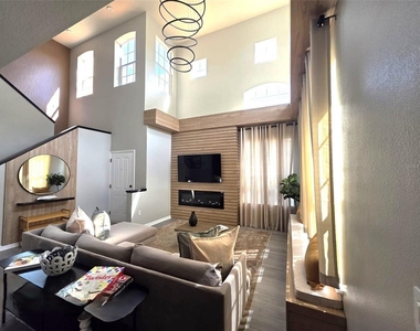 734 Monroe Circle - Photo Thumbnail 4